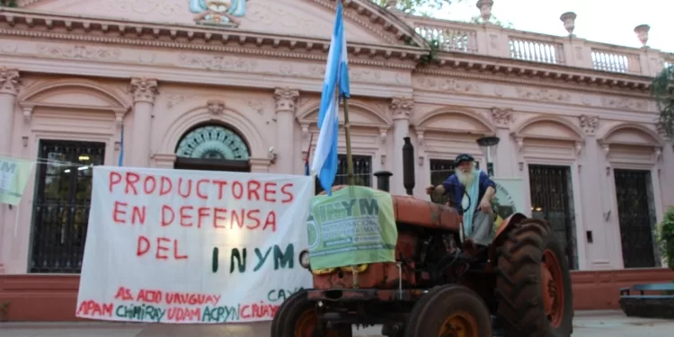 tractor en plaza 9 de julio posadas inym bichos de campo 750x375