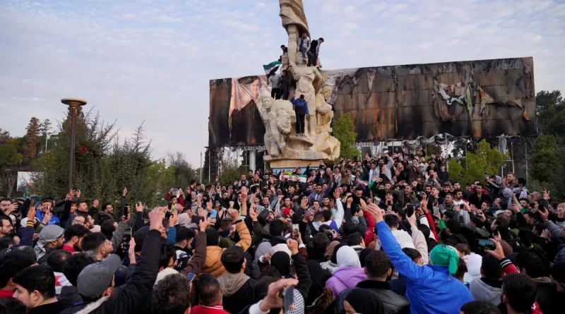 personas celebrando el fin del regimen de bachar al assad en siria