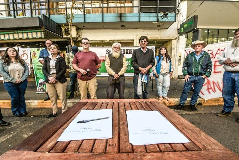 yerbateros medida cautelar justicia milei abrazo inym 24 septiembre 2025 foto marcos otano